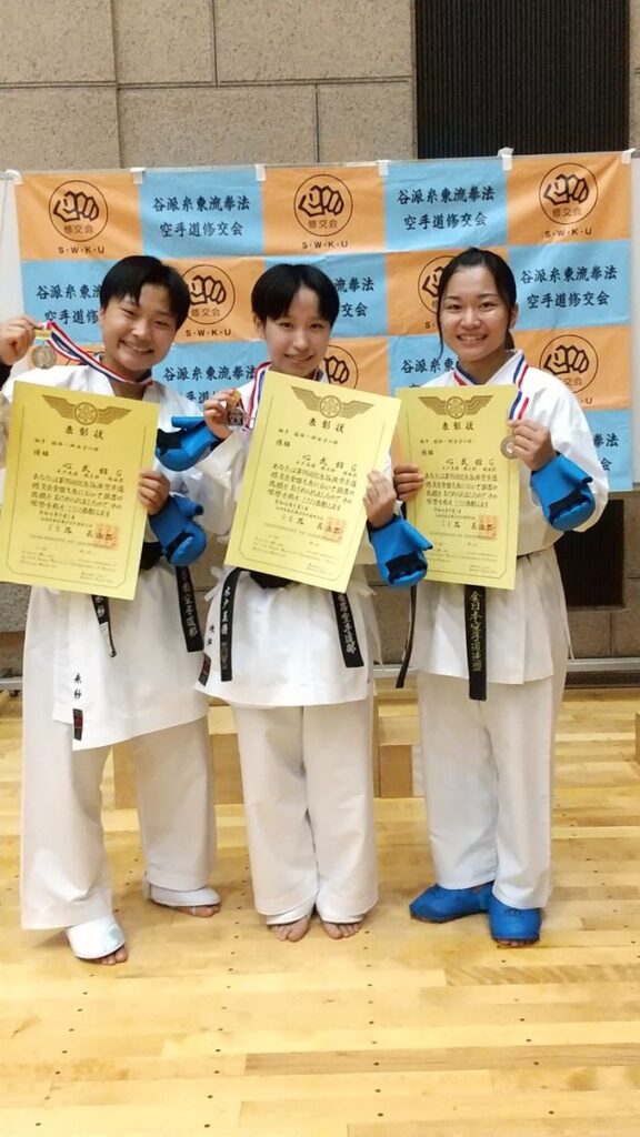 修交会_団体組手女子優勝　心武館